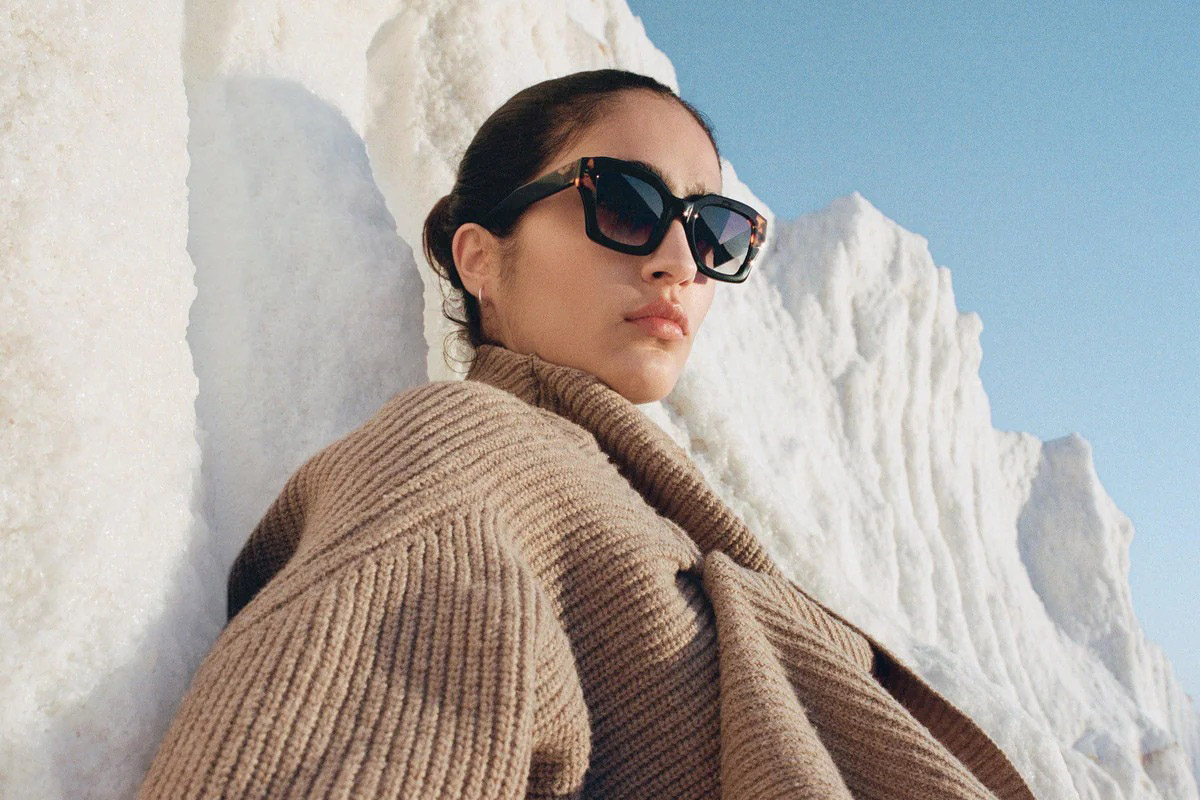 Femme portant des lunettes de soleil Jimmy Fairly, illustrant le déploiement de la stratégie CRM sur Klaviyo pour les clients optique retail et en ligne.