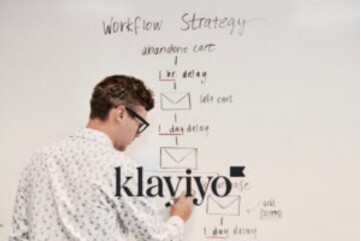 C'est une image d'un expert dessinant une stratégie de relance panier abandonné sur Klaviyo.