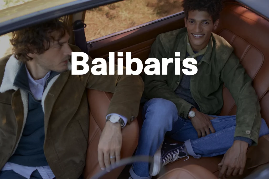 Deux hommes portant des tenues Balibaris assis dans une voiture, image principale de l’étude de cas email marketing via Klaviyo