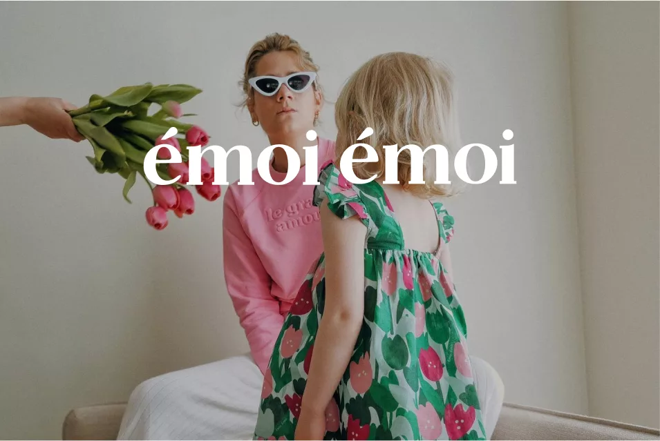 Mère et fille en tenues colorées de la marque Émoi Émoi, image principale de l’étude de cas CRM via Klaviyo.