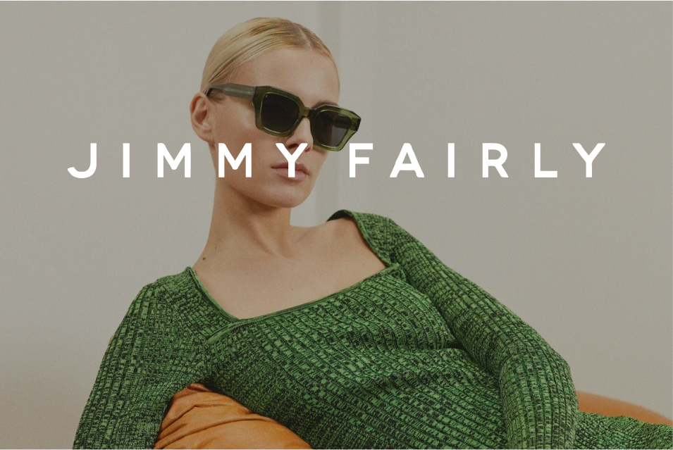 Portrait d’une femme portant des lunettes Jimmy Fairly, image principale de l’étude de cas emailing avec Klaviyo.