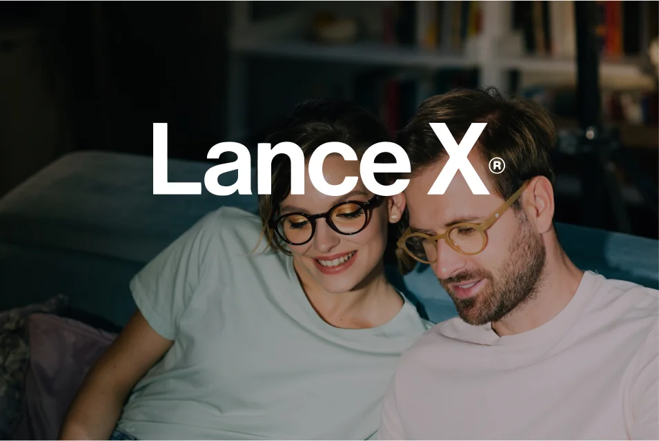 Couple portant des lunettes Lance X, image principale de l’étude de cas email marketing automatisé via Klaviyo.