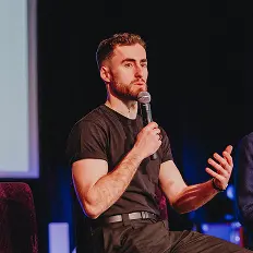 photo de Tom Boeglin lors d'une conférence