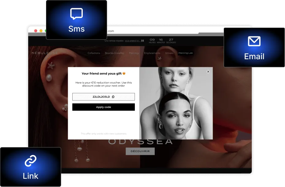 Pop-up de chèque-cadeau sur un site de bijouterie. Options de texte pour partager par SMS, e-mail ou lien. L'arrière-plan montre deux mannequins et une oreille avec des boucles d'oreilles.