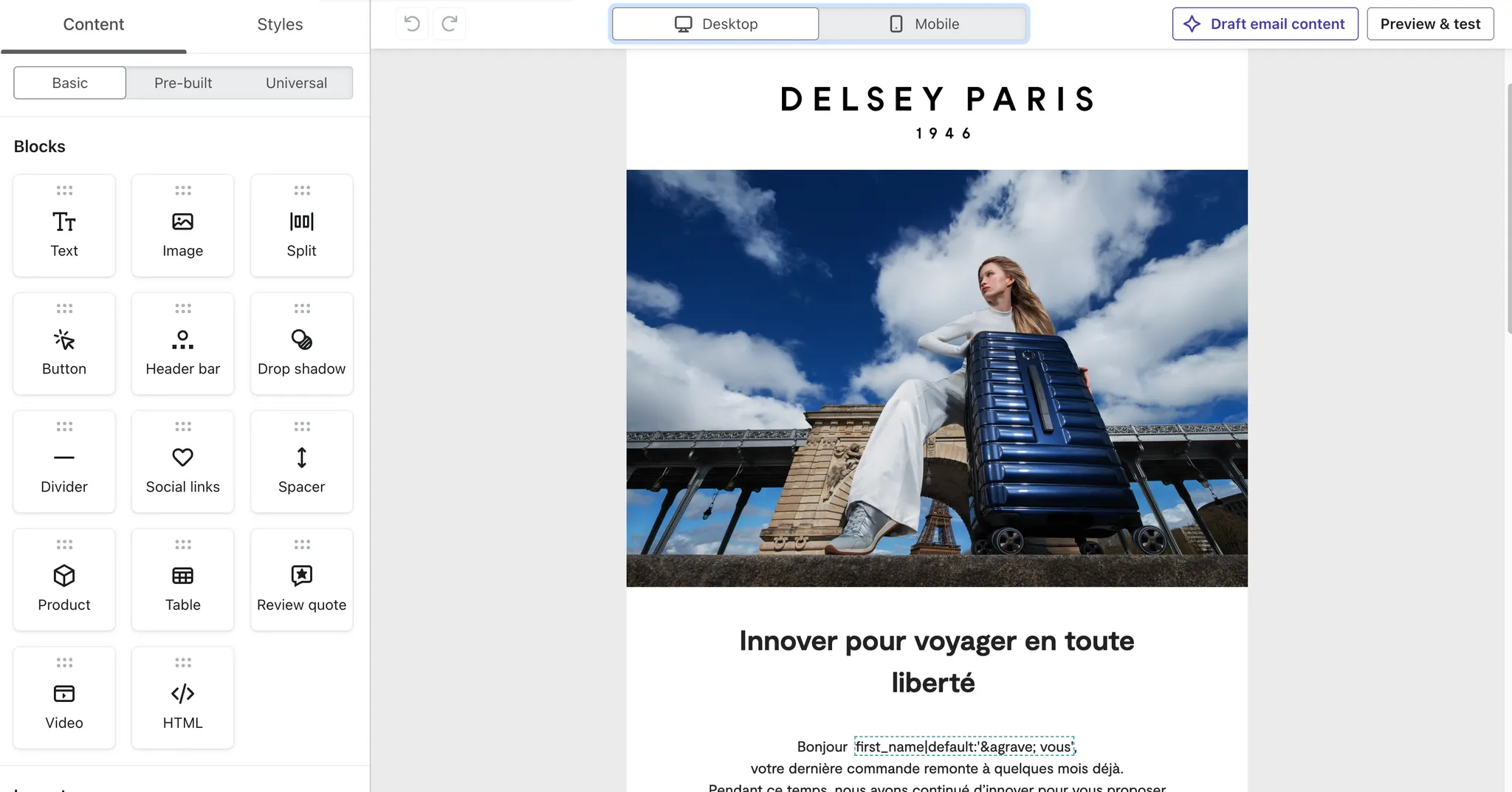 Une femme se tient debout avec confiance avec une grande valise bleue sous un ciel bleu vibrant avec des nuages, favorisant la liberté de voyage.